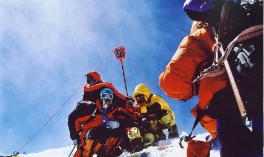 2005年，紅色全站儀覘標豎立在珠峰之巔